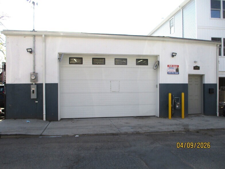 More Photos Of 67 Woodside Pl, Newark Flex For Lease