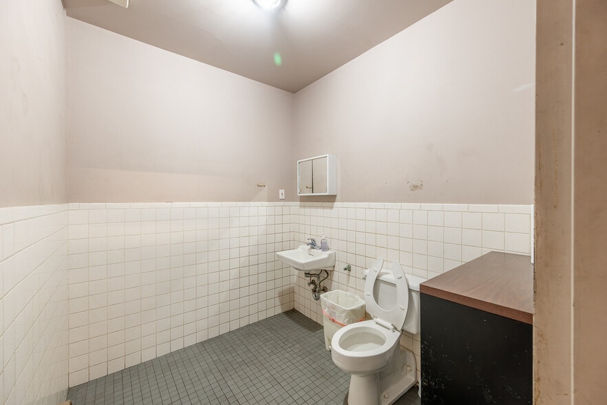 More Photos Of 8950 127th St, Richmond Hill Warehouse For Sale