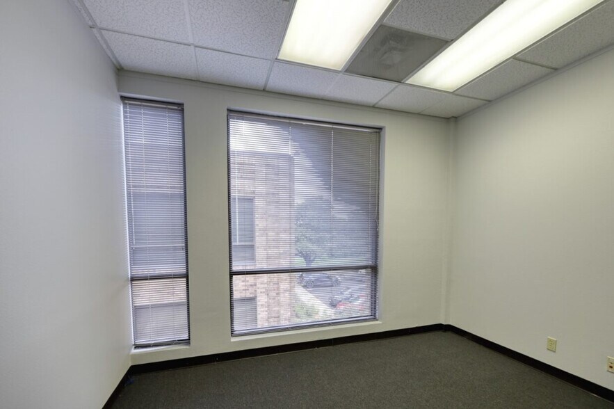 More Photos Of 2929 Mossrock Dr, San Antonio Office For Lease