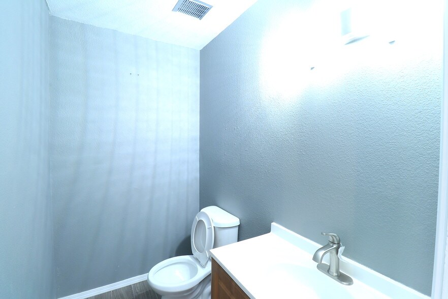 More Photos Of 2000 E Lohman Ave, Las Cruces Office For Lease