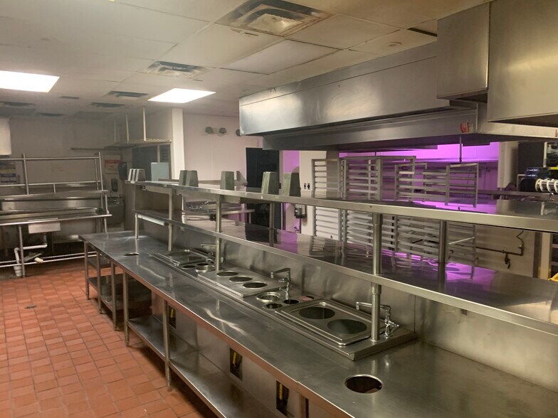 More Photos Of 3229 4th St SW, Mason City Restaurant For Lease