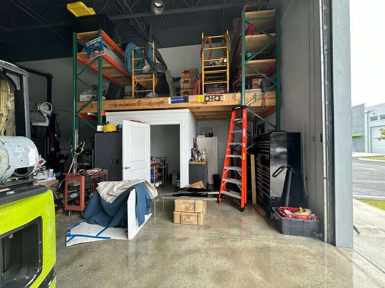 More Photos Of 861 NE Industrial Blvd, Jensen Beach Warehouse For Sale