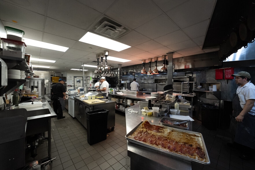 More Photos Of 23 Grand St, New York Hotel For Lease