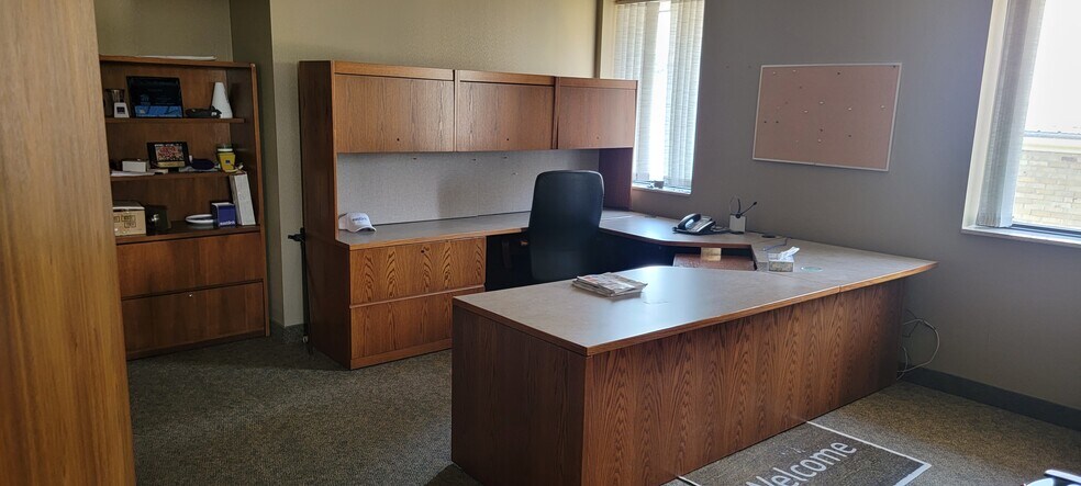 More Photos Of 18 Sydenham St E, Aylmer Office For Lease
