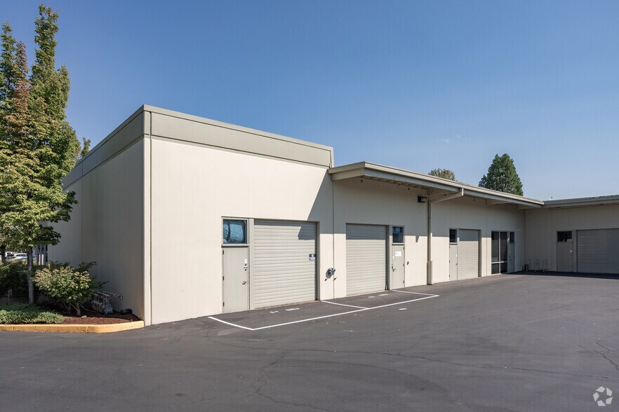 More Photos Of 7505 NE Ambassador Pl, Portland Unknown For Lease
