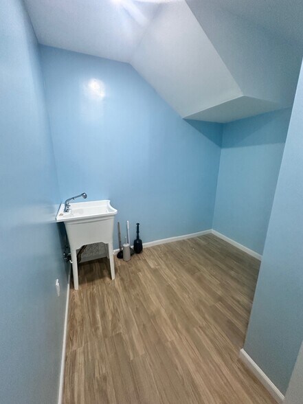 More Photos Of 1143-1147 47th Ave, Long Island City Showroom For Lease