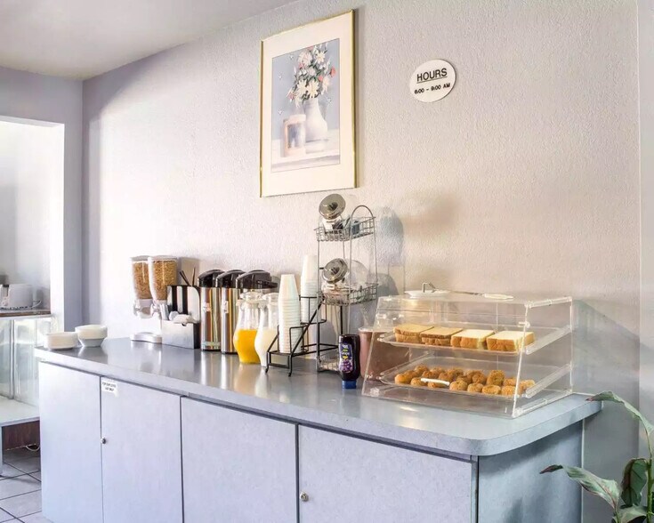 More Photos Of 1916 W 3rd St, Winslow Hotel For Sale