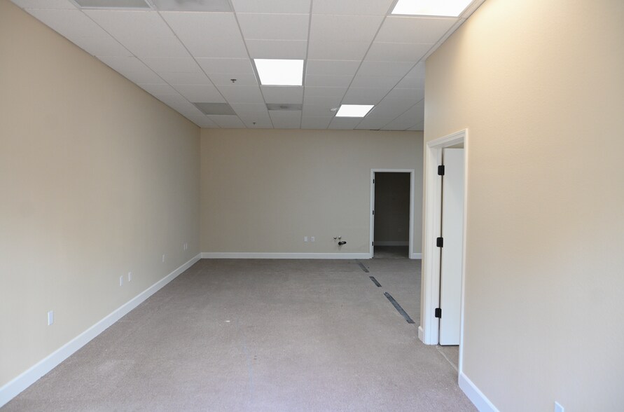 More Photos Of 50 Eagle Rock Way, Brentwood Storefront Retail Office For Lease