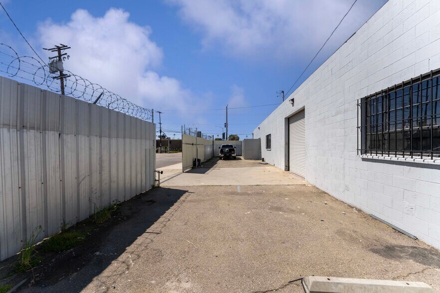 More Photos Of 15626 S Main St, Gardena Warehouse For Lease