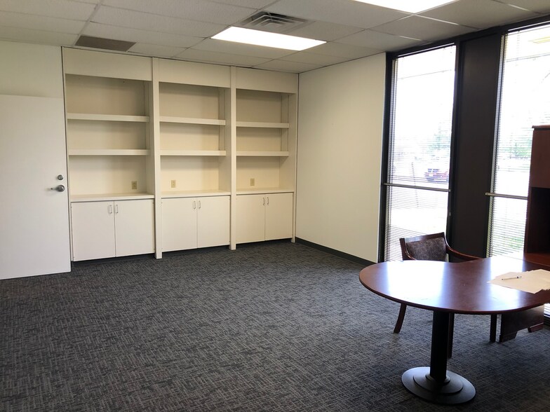 More Photos Of 10151-10167 Corporate Square Dr, Creve Coeur Office For Sale