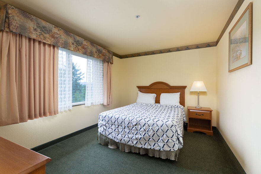 More Photos Of 550 SE Highway 101, Lincoln City Hotel For Sale