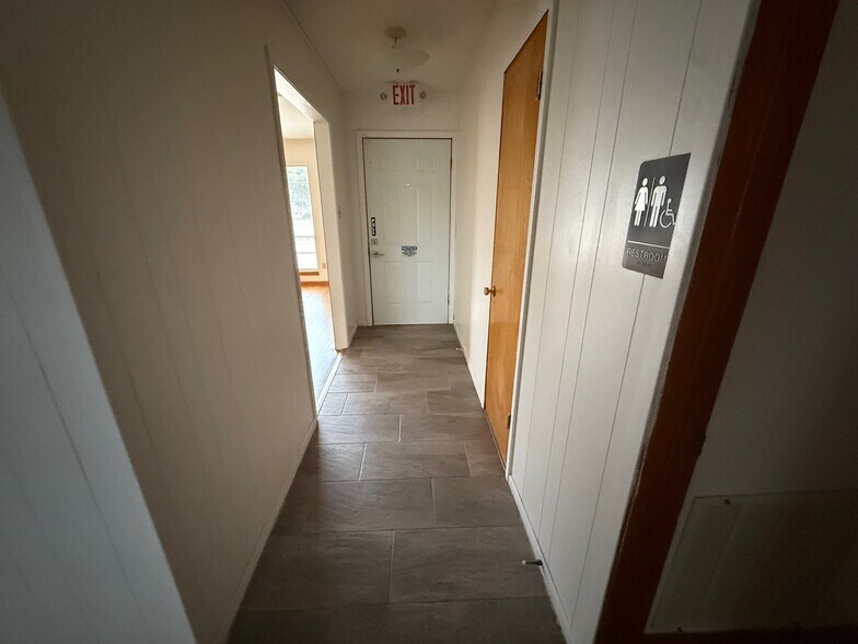 More Photos Of 1933 East Ave, Katy Office For Lease