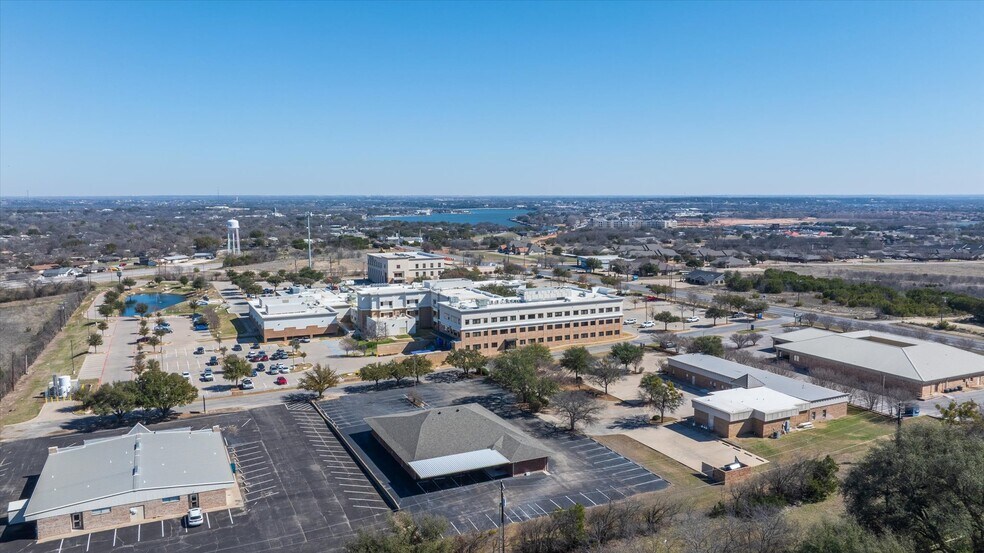More Photos Of 1318 Paluxy Rd, Granbury Office For Sale