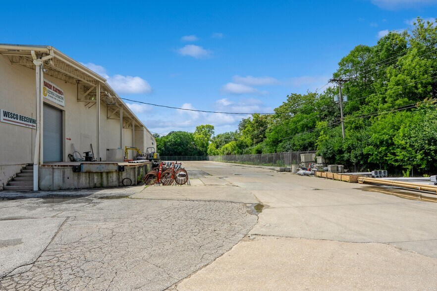 More Photos Of 2301 Fleur Dr, Des Moines Warehouse For Lease