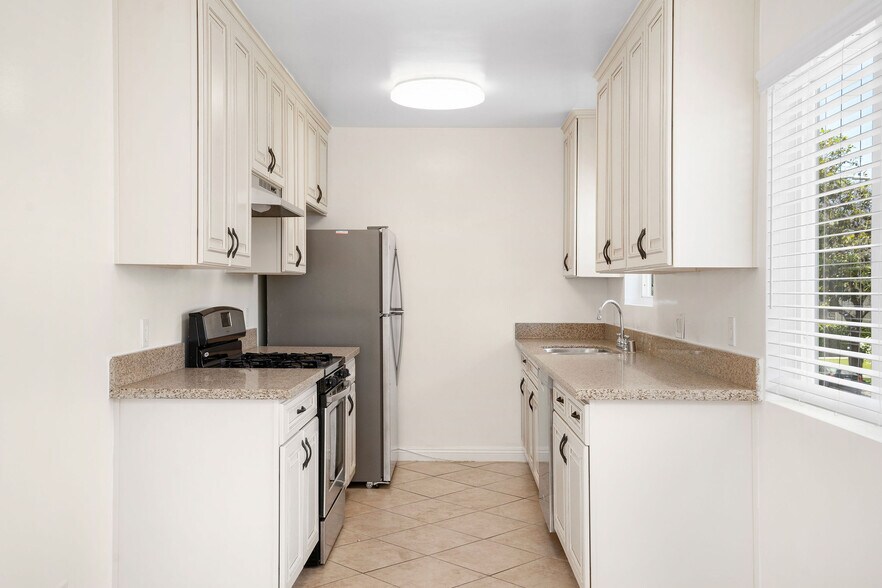 More Photos Of 1032 S Bedford St, Los Angeles Apartments For Sale