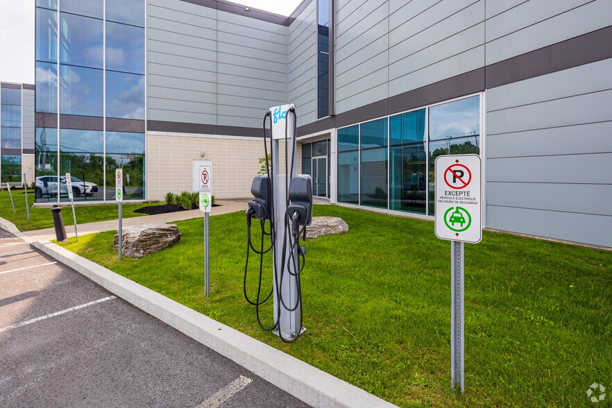 More Photos Of 970-980 Pl Paul-Kane, Laval Warehouse For Lease