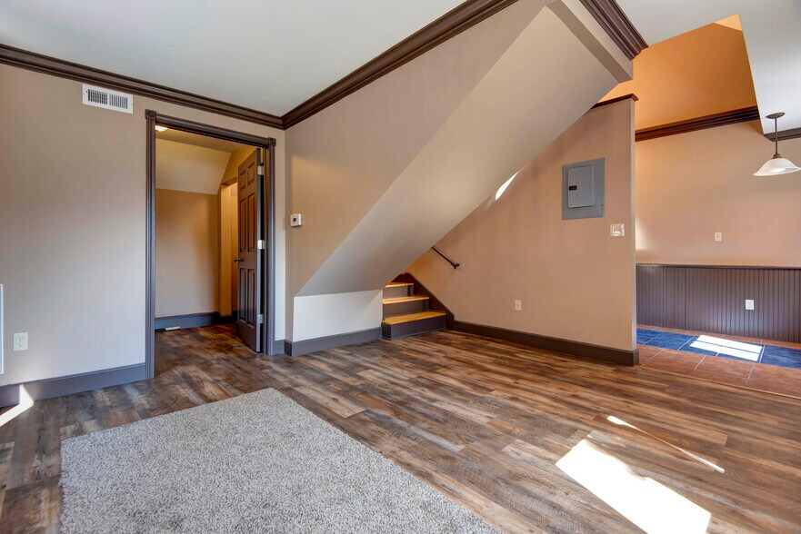 More Photos Of 1484 E Saint Louis St, Springfield Office For Sale