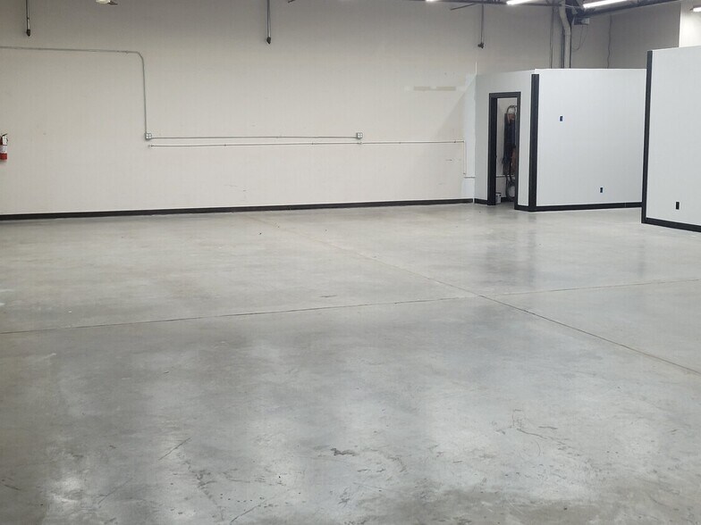 More Photos Of N96W15504-N96W15508 County Line Rd, Germantown Flex For Lease