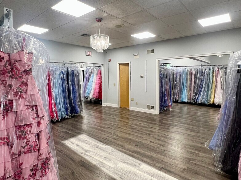 More Photos Of 892-894 Oaklawn Ave, Cranston Office Residential For Lease