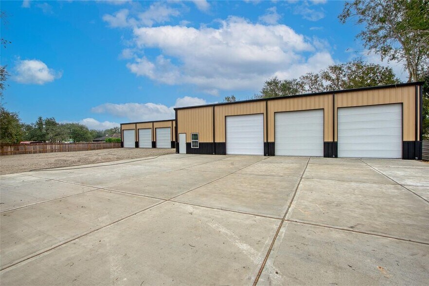 More Photos Of 13051 Pleasant Valley Dr, Rosharon Warehouse For Sale