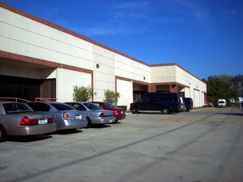 More Photos Of 3917 Morse St, Denton Distribution For Lease