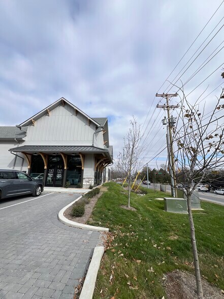 More Photos Of 1624 W Main St, Franklin Storefront Retail Office For Sale