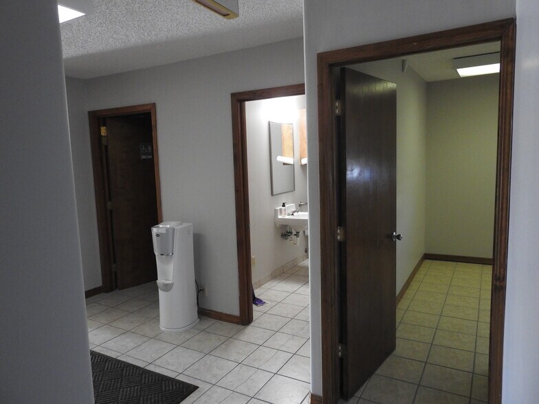 More Photos Of 1620 Enterprise Ave, Springfield Office For Lease