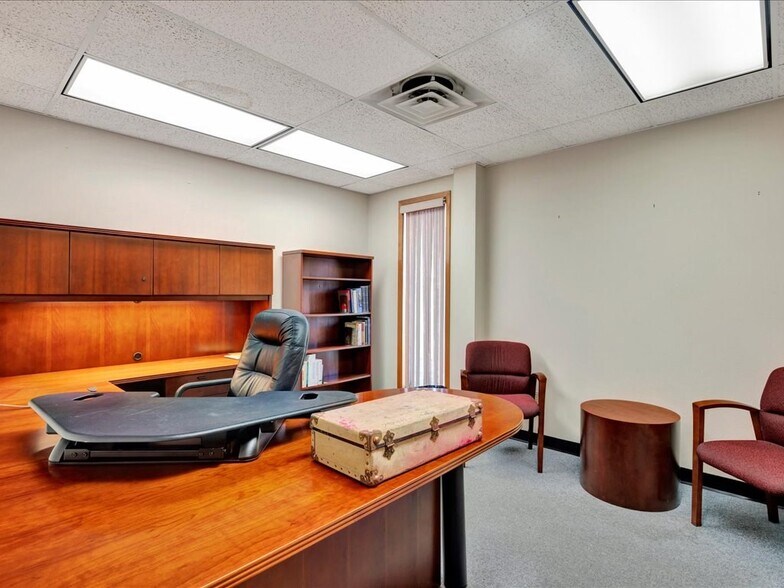 More Photos Of 202 N Angelina Ave, Lufkin Office For Sale