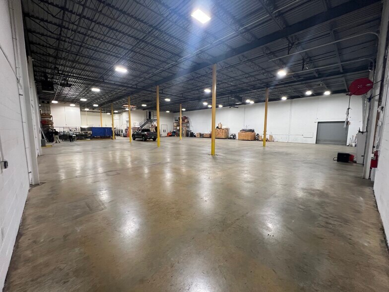 More Photos Of 1650 Oak St, Lakewood Manufacturing For Lease