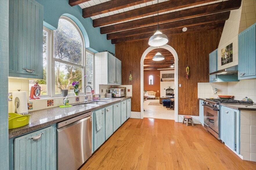 More Photos Of 614 Pine Gully Rd, Seabrook Apartments For Sale