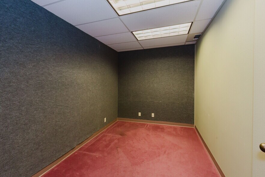 More Photos Of 1040 NE Hostmark St, Poulsbo Office For Sale