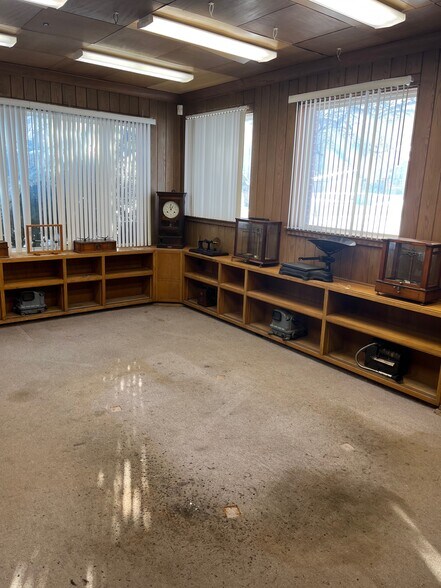 More Photos Of 735 Park Dr, Alton Office For Sale