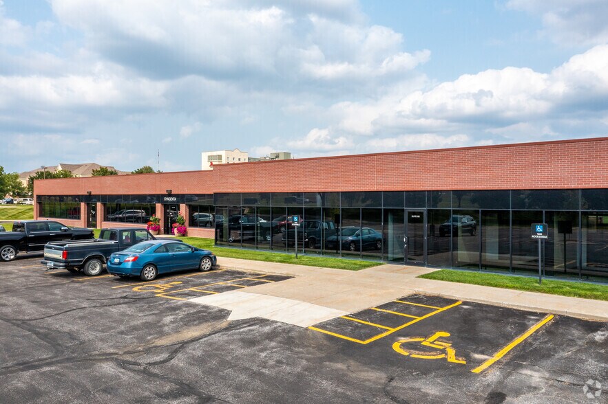 More Photos Of 7755 Office Plaza Dr N, West Des Moines Office For Lease