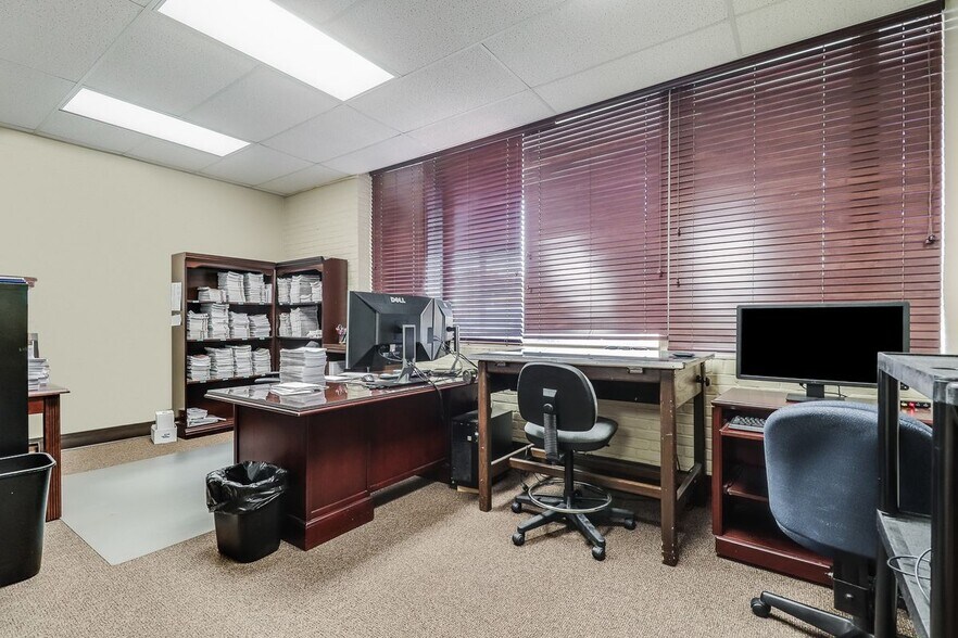 More Photos Of 230 Heymann Blvd/200 Travis st, Lafayette Office For Sale