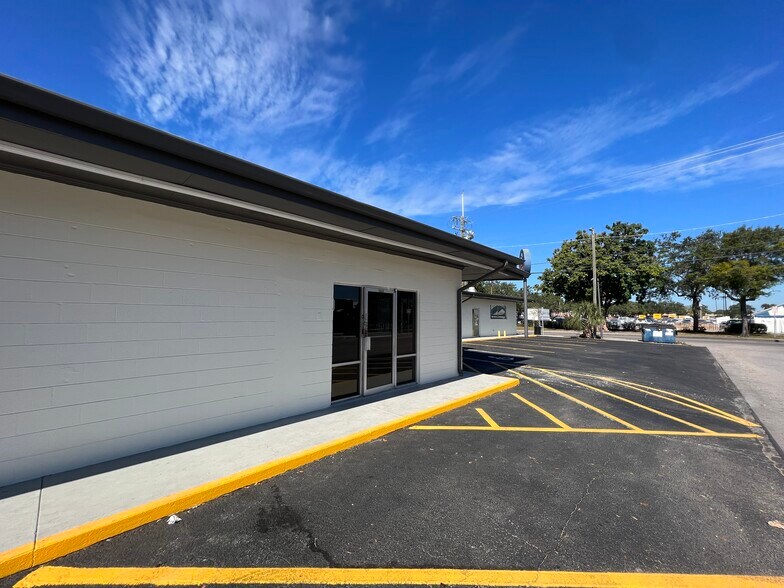 More Photos Of 8610 N Suwanee Ave, Tampa General Retail For Sale