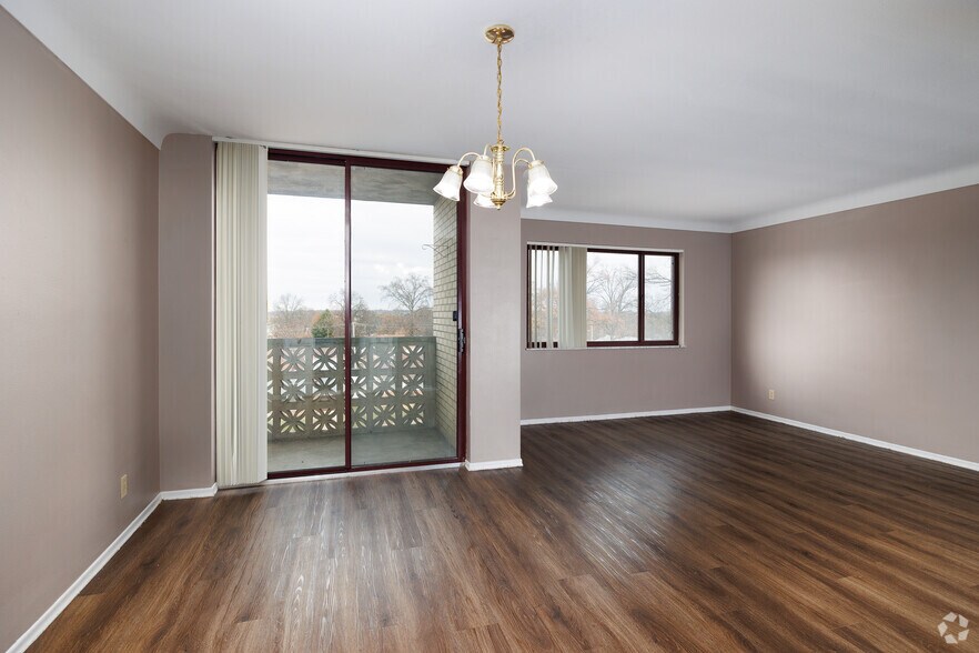 More Photos Of 1001 N McKnight Rd, Saint Louis Apartments For Sale
