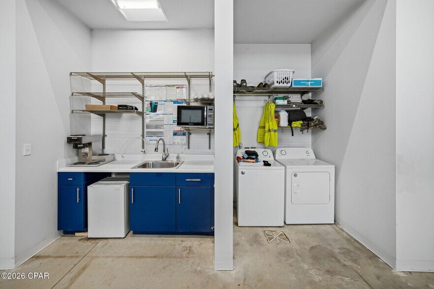 More Photos Of 1331 Harrison Ave, Panama City Showroom For Sale