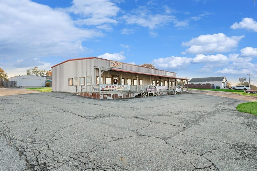More Photos Of 317 W FM 120, Pottsboro General Retail For Sale