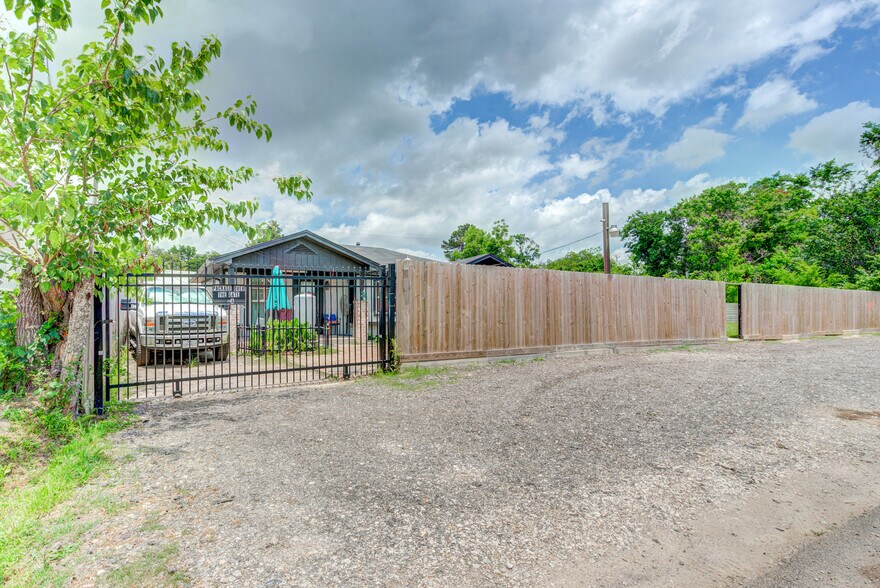 More Photos Of 2127-1 Maximilian St, Houston Apartments For Sale