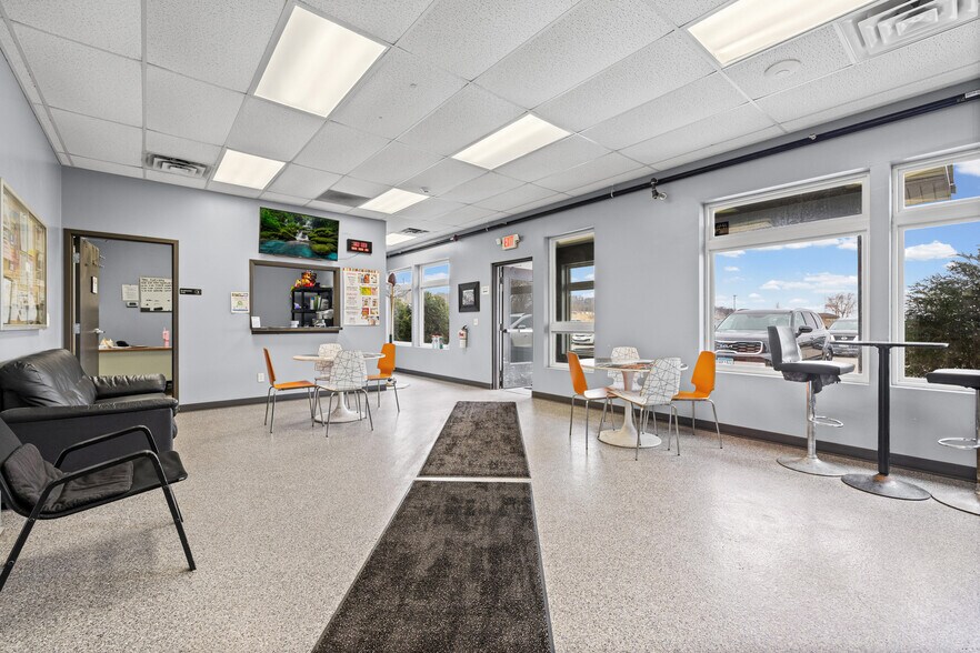 More Photos Of 901 Cannon Rd S, Dundas Sports And Entertainment For Sale