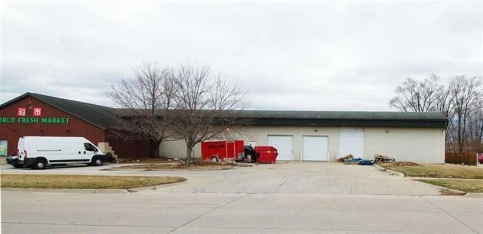 More Photos Of 2401 2nd St, Coralville Flex For Lease