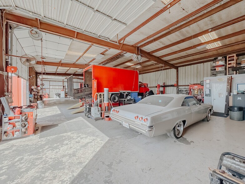 More Photos Of 5305 N Interstate Highway 45, Ennis Manufacturing For Sale