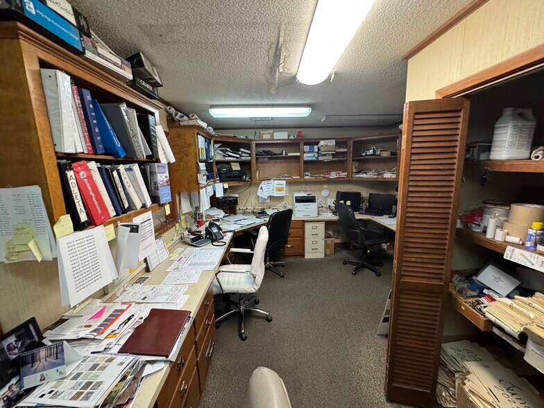 More Photos Of 1900 Crockett Rd, Palestine Storefront For Sale