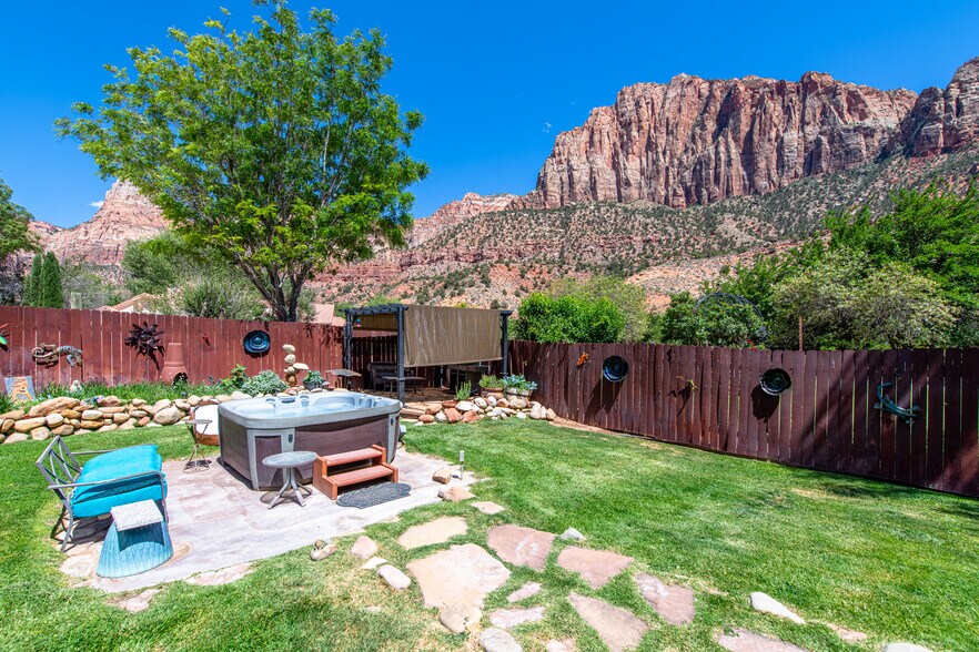 More Photos Of 29 Canyon View Dr, Springdale Hospitality For Sale
