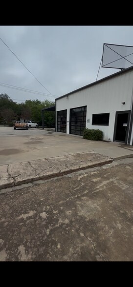More Photos Of 424 W Henderson St, Cleburne Auto Dealership For Lease