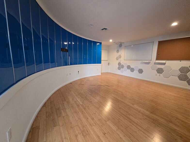 More Photos Of 2201 N Hollywood Way, Burbank Showroom For Lease