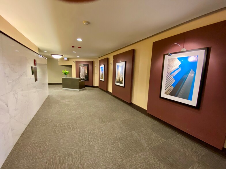 More Photos Of 111 N Wabash Ave, Chicago Office For Sale