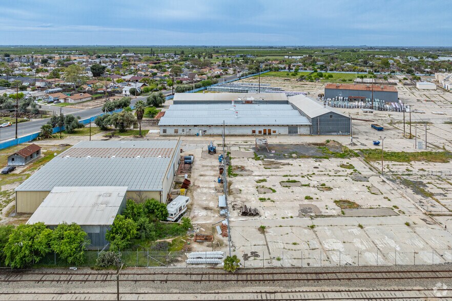 More Photos Of 650 W Tulare Rd, Lindsay Showroom For Lease