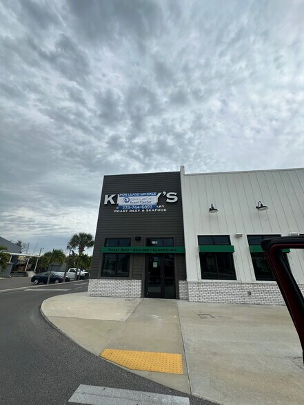 Primary Photo Of Dani Dr, Fort Myers Restaurant For Lease