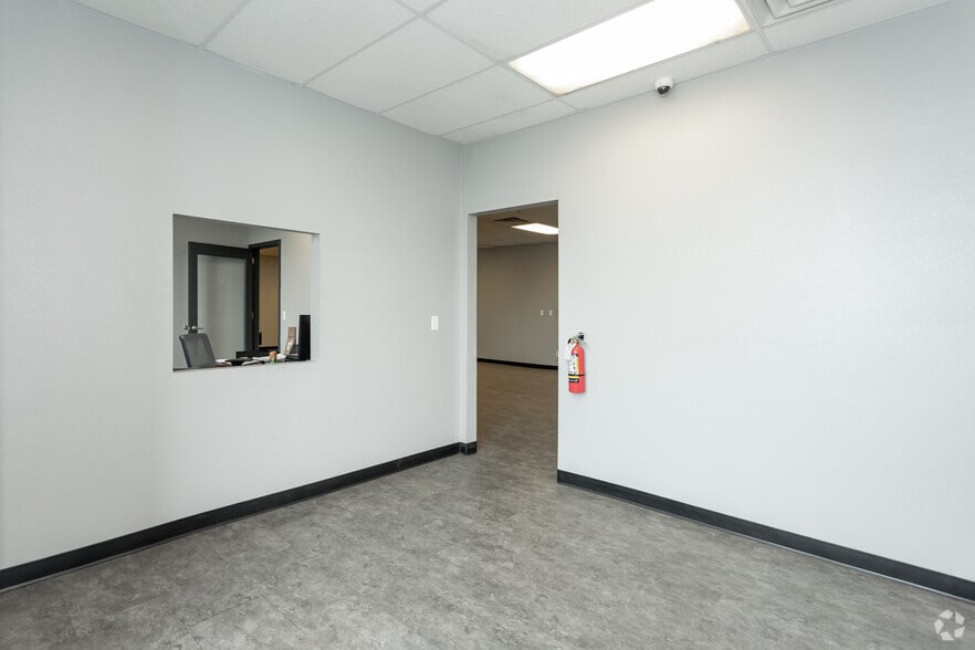 More Photos Of 4625 Interstate Way, Kingman Distribution For Lease